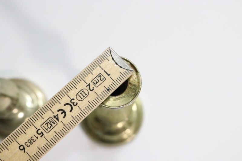 Ett par ljusstakar i mässing, Made in England