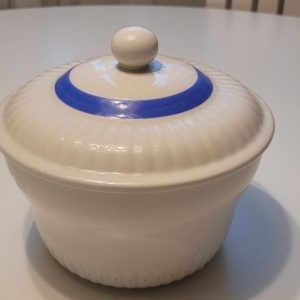 Kandelabrar, bemålat trä, för 2 ljus, herre i folkdräkt, GURLI ANDERSSON