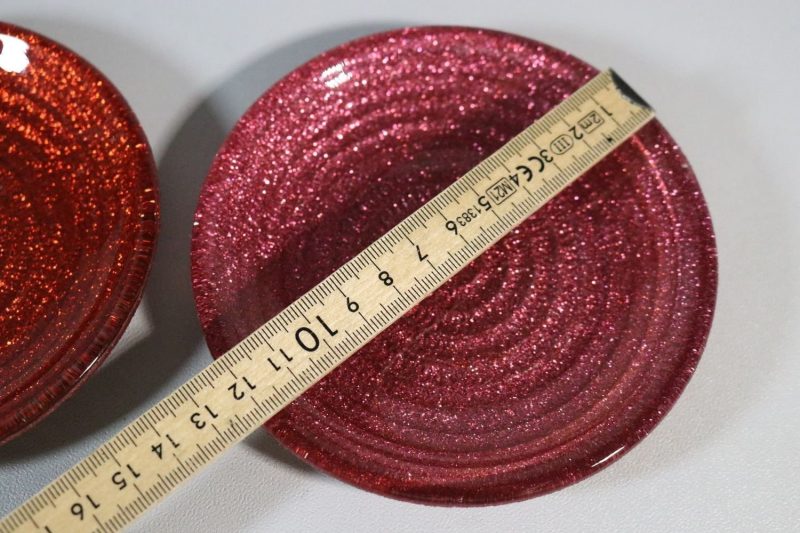 2st röda fat, glas, glitter på undersida