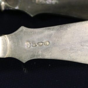 Elegant Antikt Set med Handsmidda Smörknivar i Nysilver