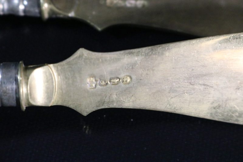 Elegant Antikt Set med Handsmidda Smörknivar i Nysilver