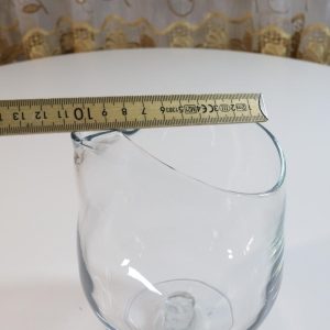 Stor transparent karaff på fot