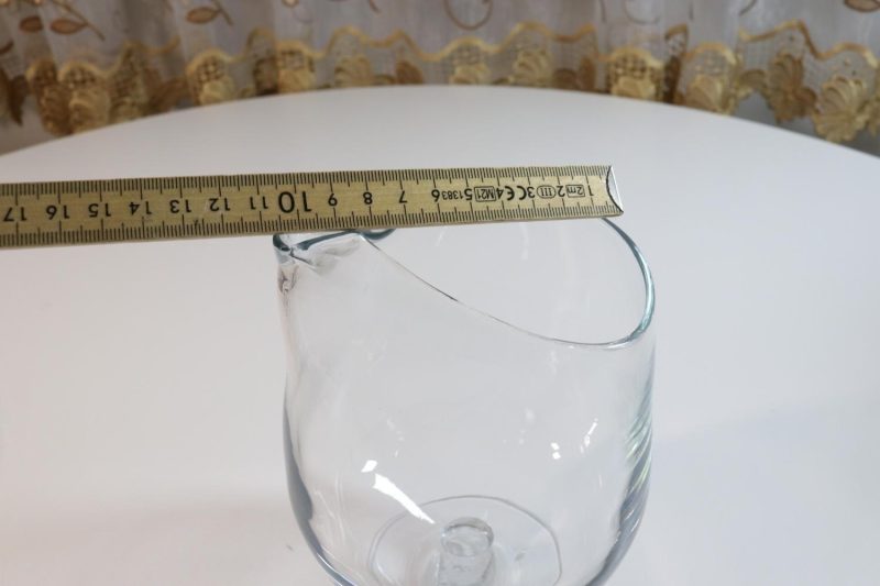 Stor transparent karaff på fot