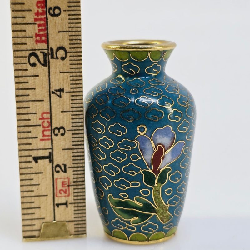 Elegant cloisonné-vas med blommotiv – ett klassiskt hantverk i miniatyr
