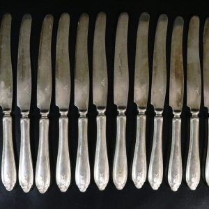 Antika Nysilverknivar – Stilfull Elegans för Ditt Matbord