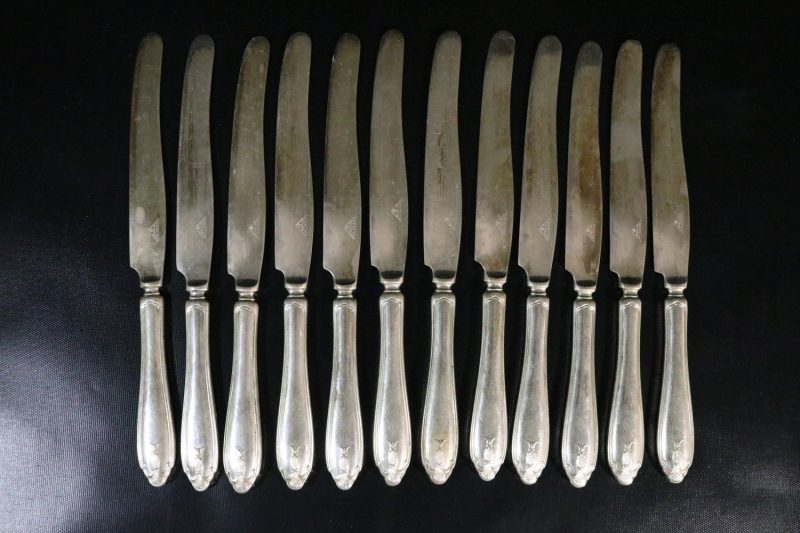 Antika Nysilverknivar – Stilfull Elegans för Ditt Matbord