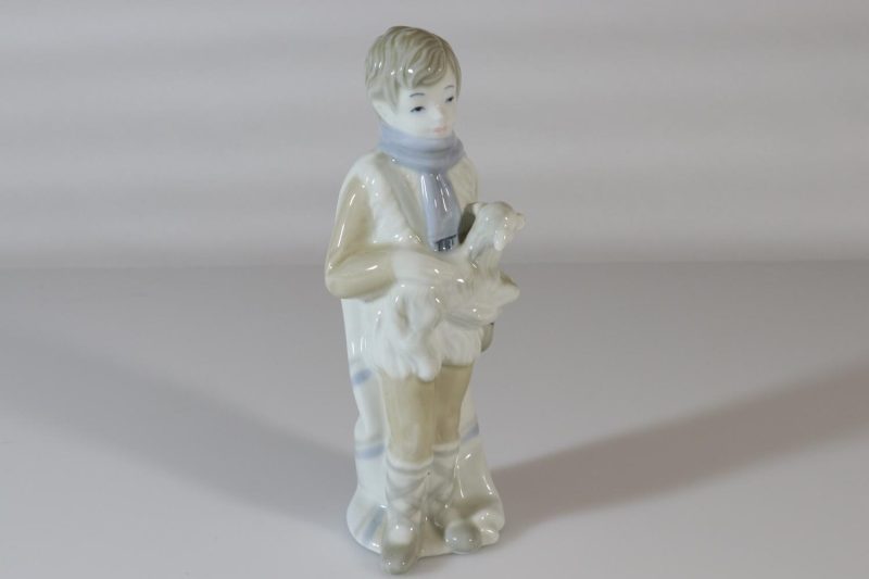 Figurin, pojke med lamm, 20cm