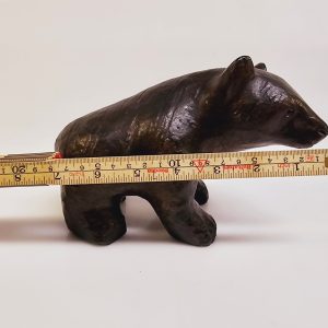 Charmig björnfigur av Carl Roos – Älvdalens hantverkskvalitet