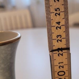 Vacker vas i keramik, ljusblå med guld i mynningen, 23cm