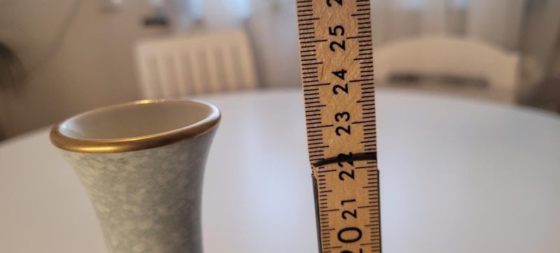 Vacker vas i keramik, ljusblå med guld i mynningen, 23cm
