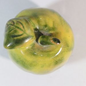 SKULPTUR, "äpple", glaserad lergods, otydligt signerad