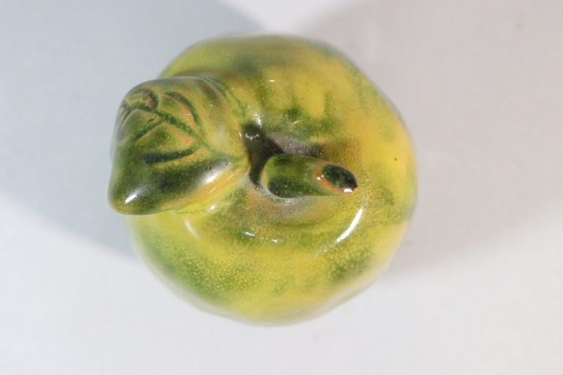 SKULPTUR, "äpple", glaserad lergods, otydligt signerad