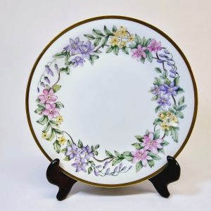 Blomsterdekorerad Tallrik från Bing & Grøndahl – Handmålad Elegans