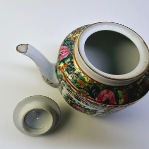 Handmålad kinesisk tekanna – Rose Medallion, reparerad