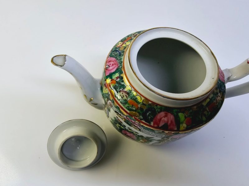 Handmålad kinesisk tekanna – Rose Medallion, reparerad