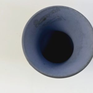 Klassisk Wedgwood Jasperware-vas i blått och vitt – ca 9 cm hög