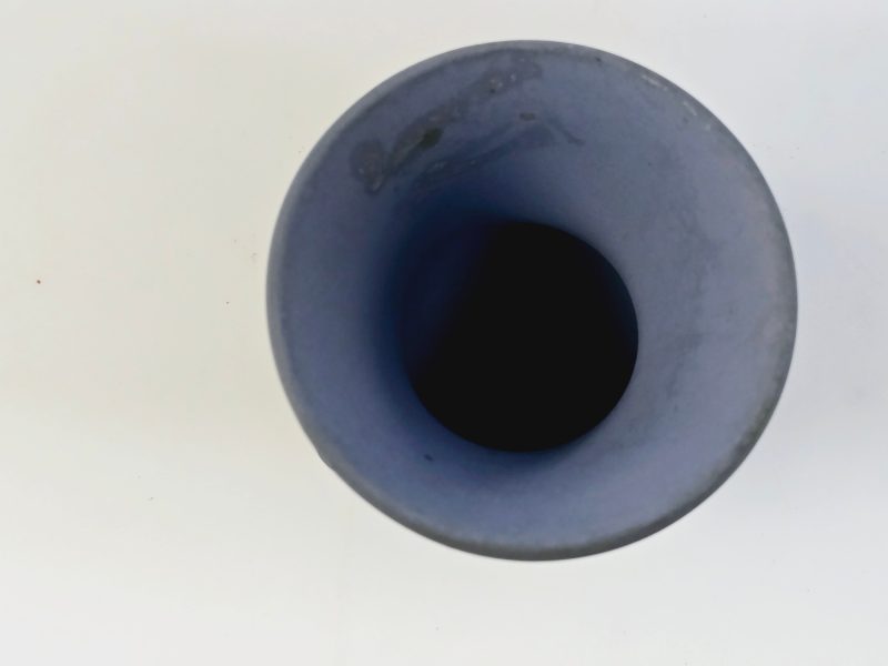 Klassisk Wedgwood Jasperware-vas i blått och vitt – ca 9 cm hög
