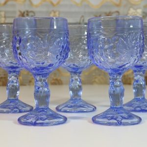 5st glas på fot, blå tonat glas med löv dekor, H=13cm D=6,5cm