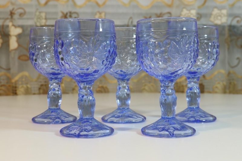 5st glas på fot, blå tonat glas med löv dekor, H=13cm D=6,5cm