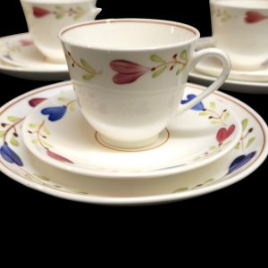 Charmiga handmålade kaffekoppar med fat från Gustavsberg – Ranka-serien