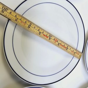 Elegant servis: 6 tallrikar med stilren design och blå kant