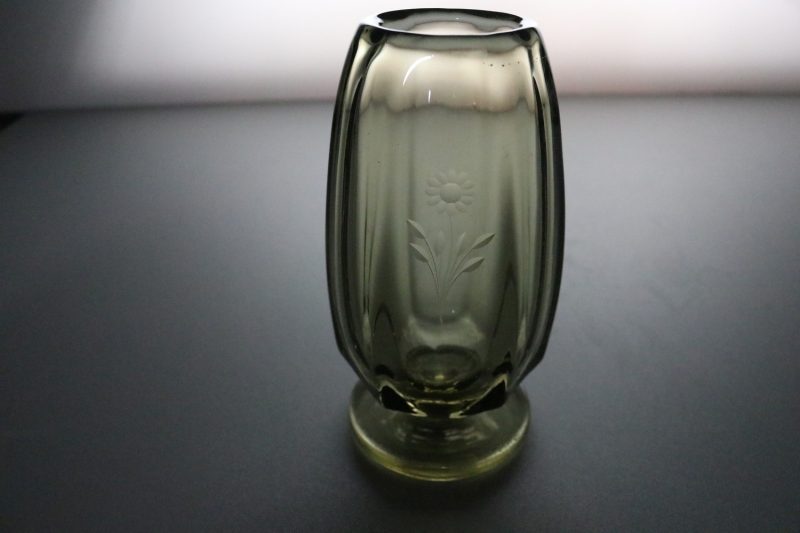 Elegant Rökfärgad Glasvas – En Touch av Klass för Ditt Hem