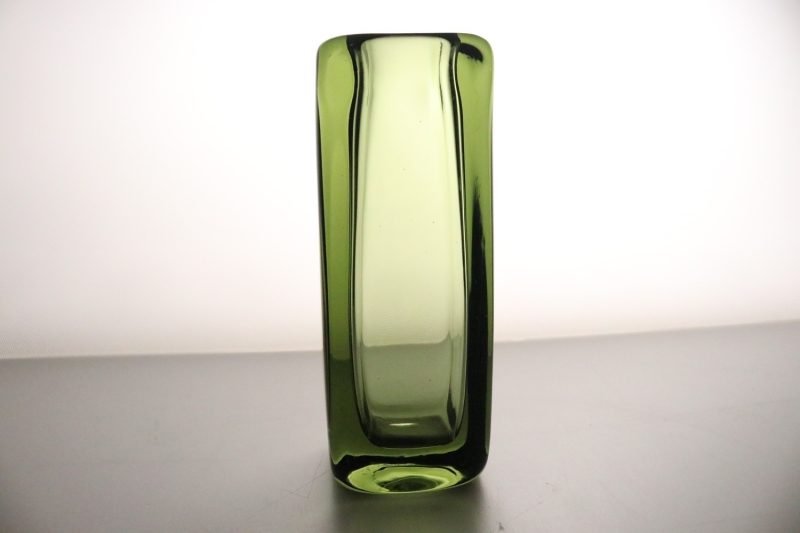 Stilren grön glasvas - Klassisk och tidlös design