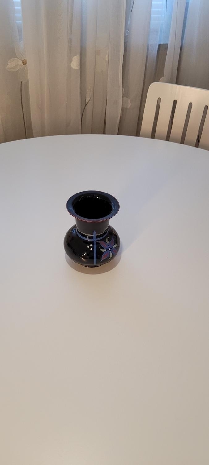 Handmålad svart vas, osignerad