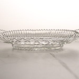 Klassiskt Slipat Glasfat – Elegant och Tidlöst Designobjekt