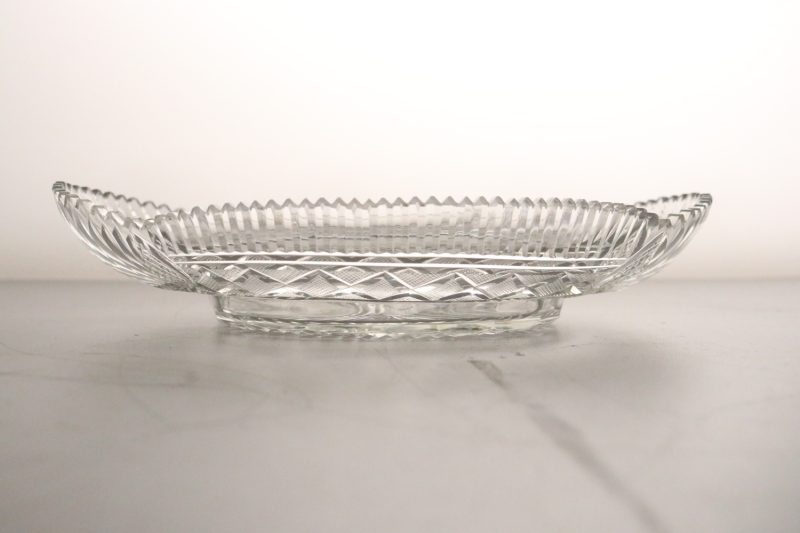 Klassiskt Slipat Glasfat – Elegant och Tidlöst Designobjekt
