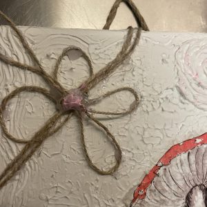 Charmigt handgjort decoupage-konstverk med rustik blomdetalj