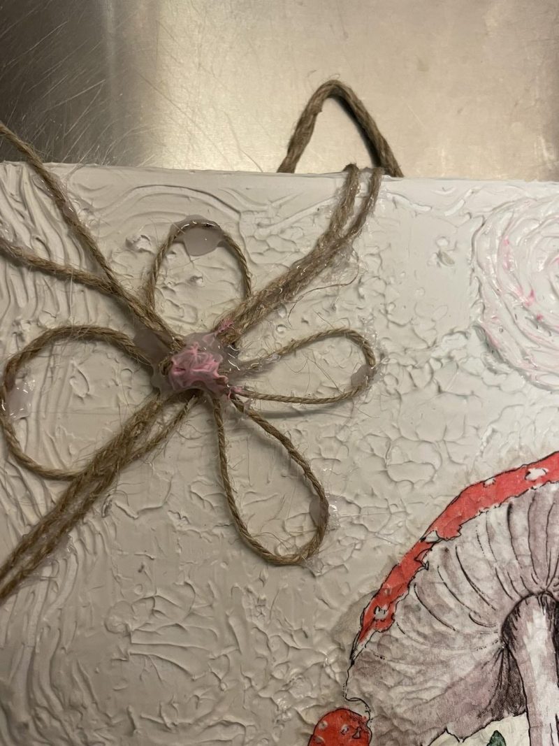 Charmigt handgjort decoupage-konstverk med rustik blomdetalj