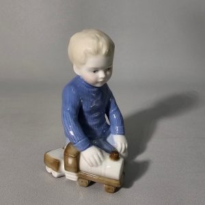 Porslinfigur, Lekande pojke, GDR