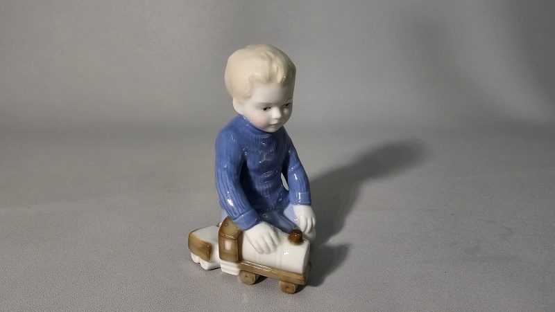 Porslinfigur, Lekande pojke, GDR